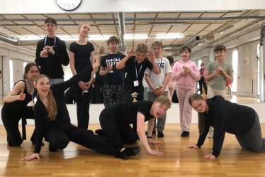 Pop-up-leirin osallistujat palkintoineen ja ohjaajat päätöspäivänä 16.6.2026.