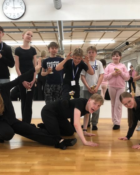 Pop-up-leirin osallistujat palkintoineen ja ohjaajat päätöspäivänä 16.6.2026.